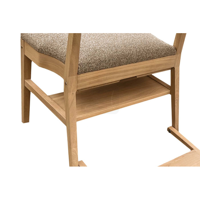 Holzregal unter der Sitzfläche des Kirchenstuhls – praktischer Stauraum für persönliche Gegenstände