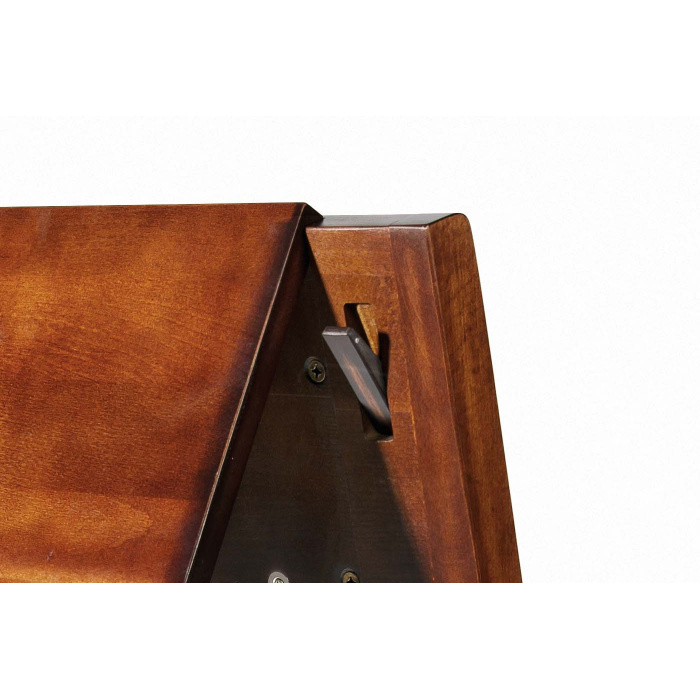 Detail výklopného háčika na drevenom kostolnom sedení - praktický doplnok umožňujúci zavesenie vecí
