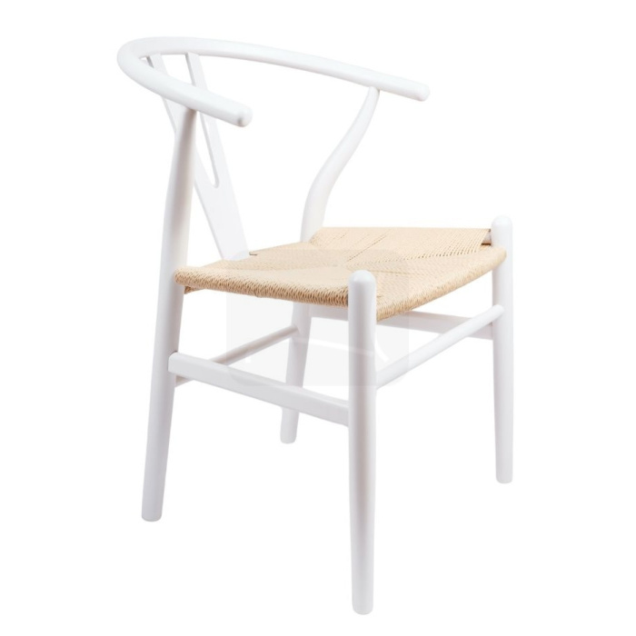 Sedia Wishbone in legno bianco su sfondo bianco