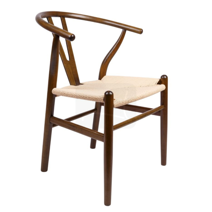 Chaise Wishbone sur fond blanc bois marron