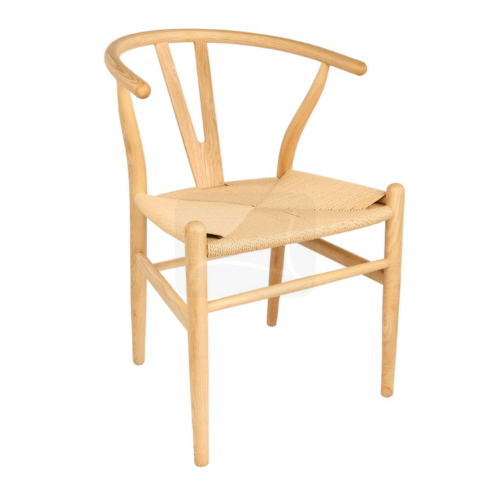 Wishbone lesena stolica naravna na beli podlagi