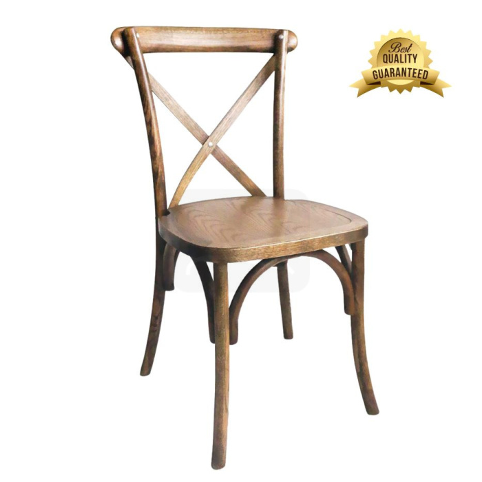 Použitá svatební židle Crossback na bílém pozadí - hnědé dubové dřevo