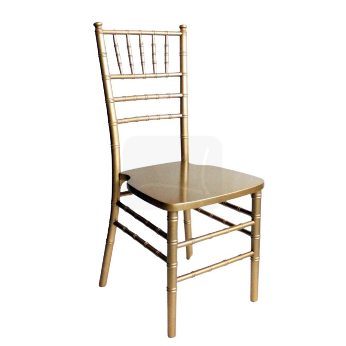Goldener metallener Chiavari Stuhl auf weißem Hintergrund, geeignet für Hochzeiten und andere Veranstaltungen
