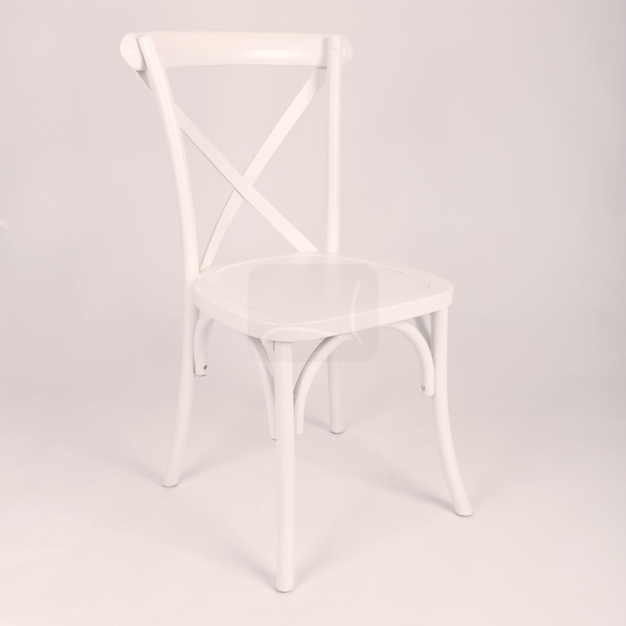 Biała krzesło z krzyżowym oparciem wykonane z drewna dębowego, idealne do wesel, restauracji, kawiarni czy winiarni.