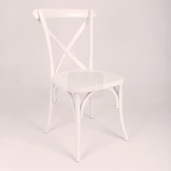 Bela stolica s križnim hrbtom izdelana iz hrastovega lesa, idealna izbira za poroke, restavracije, kavarne ali vinske kleti.