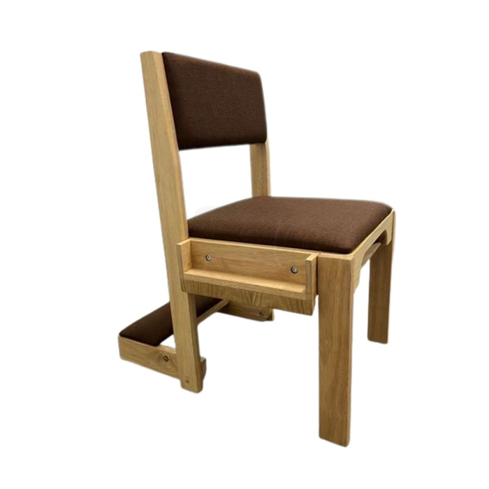Krzesło kościelne SARA z litego dębu na białym tle, tapicerowane siedzisko i oparcie