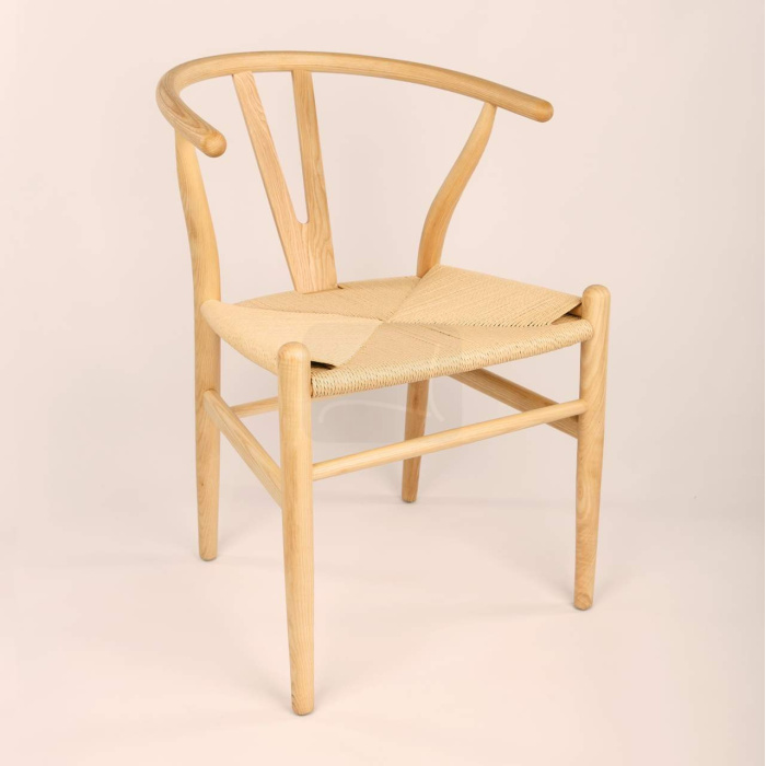 Krzesło Wishbone wykonane z litego drewna jesionowego. Siedzisko z naturalnym splotem. Ergonomiczny kształt. Z lekką konstrukcją