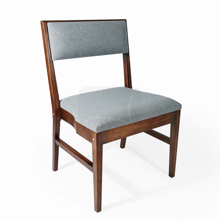 A cadeira de igreja ZOE com encosto e assento estofados em marrom é feita de faia e se destaca por seus acessórios práticos.