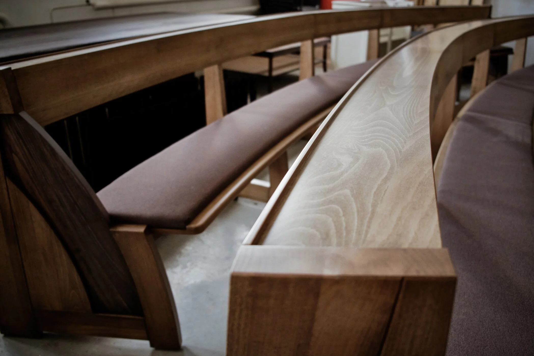 O design minimalista do banco da igreja de Zoe combina funcionalidade e qualidade. Vista do banco acabado com uma almofada de assento