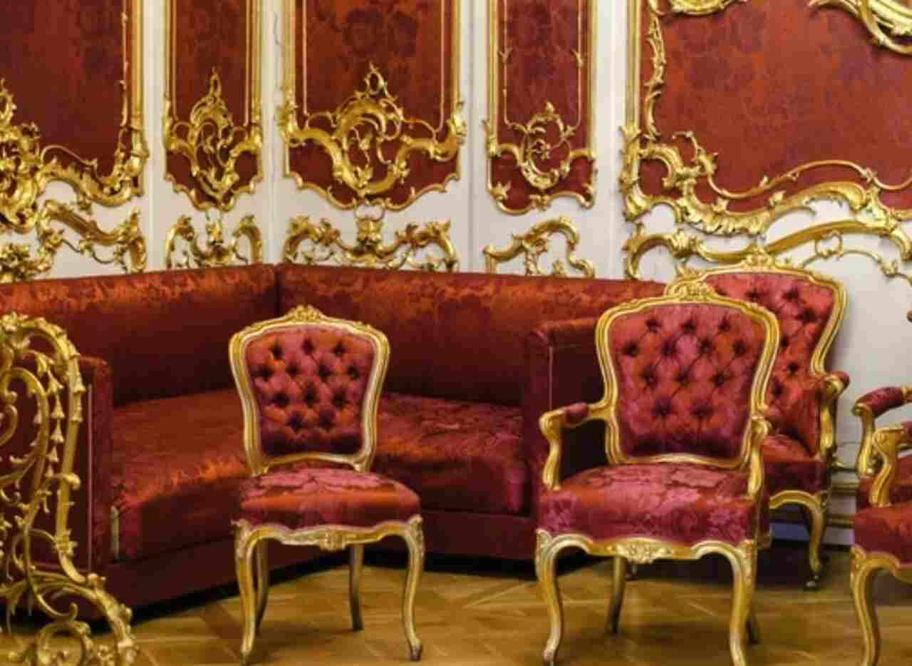 Történelmi, díszített székek királyi vörös színben