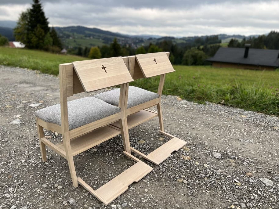 Twee geschakelde ZOE kerkstoelen met accessoires in een natuurlijke setting