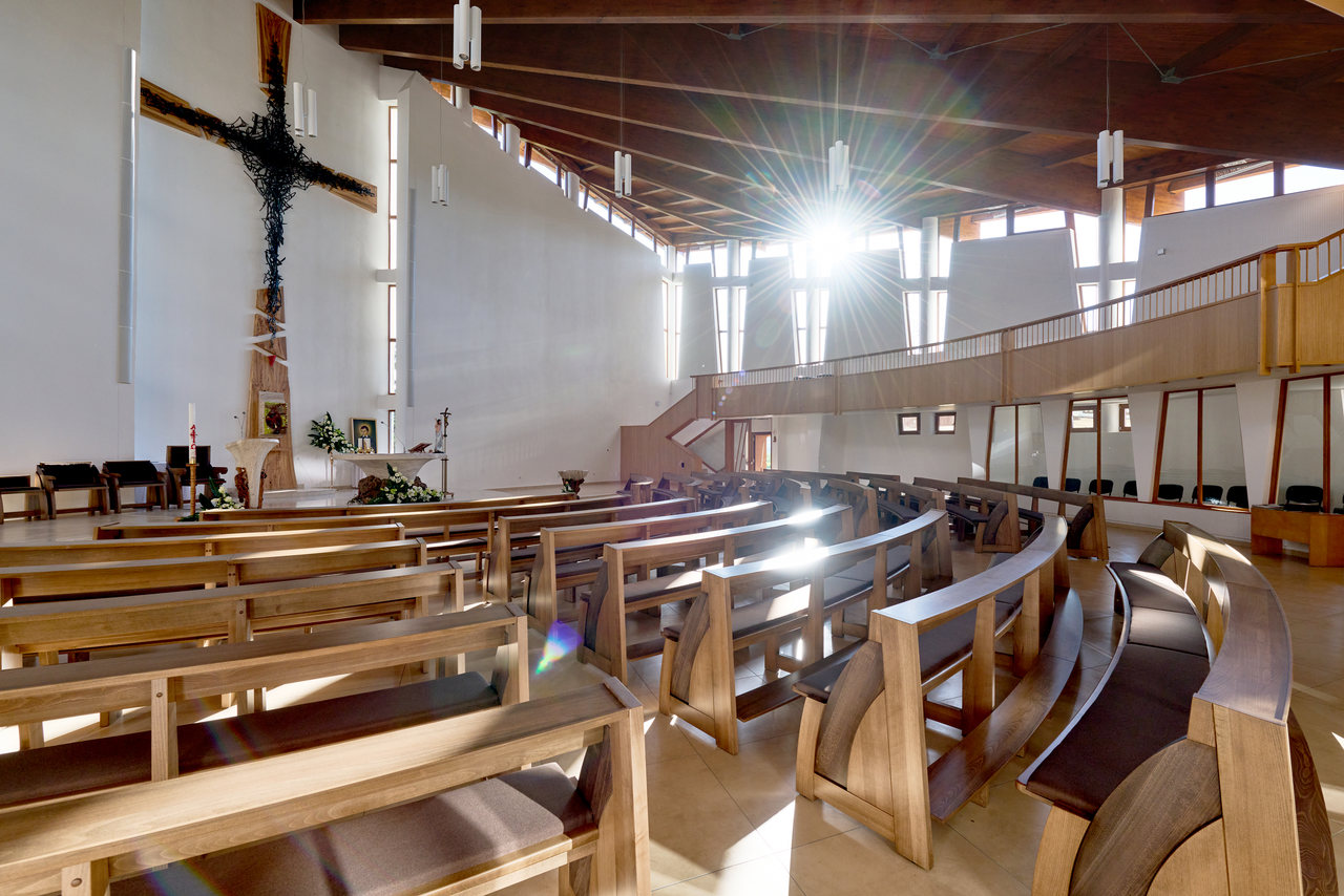 Ławki kościelne ZOE - drewniana ławka - piętrowa i nowoczesna
